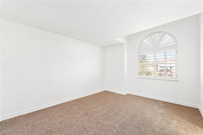 Building Photo - 5824 Spinnaker Bay Dr