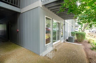 Building Photo - Beautifully Updated 2 Bedroom Condo in Belle Meade Highlands