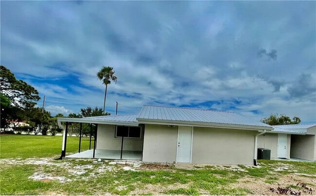 Building Photo - 1409 Palm Way