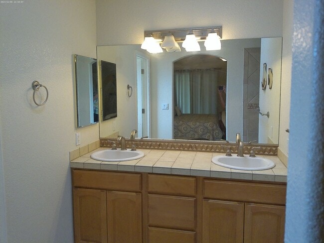 Building Photo - 2910 Swirl Dr