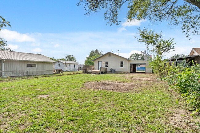 Building Photo - Charming and remodeled 2 Bed | 1 Bath Home...