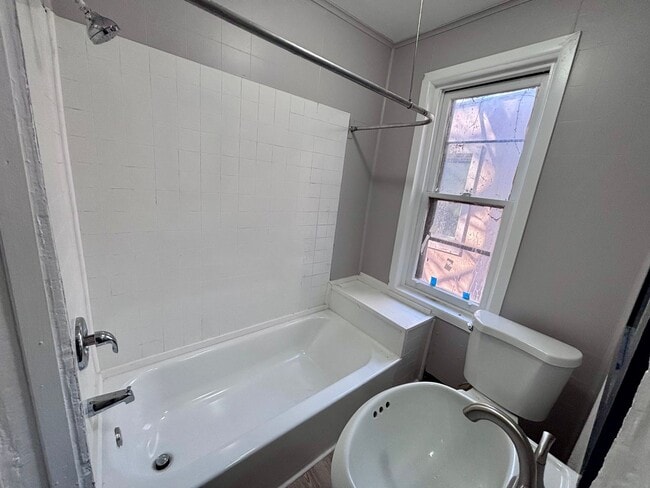 Building Photo - 3 Bedroom Home on Walnut St, Trenton