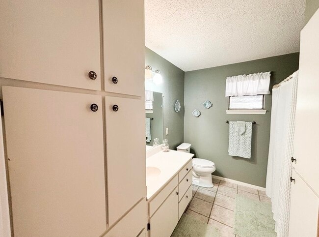 Building Photo - 209 Crest Dr
