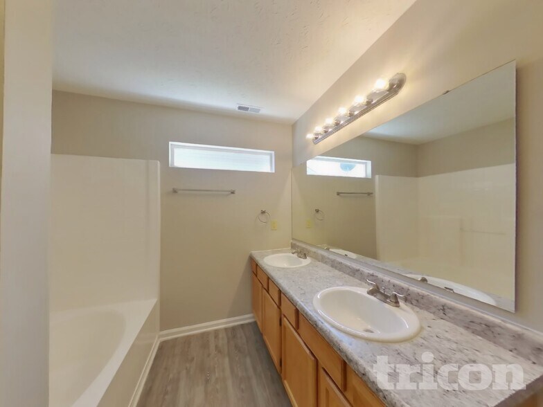 Building Photo - 740 Kingston Cir