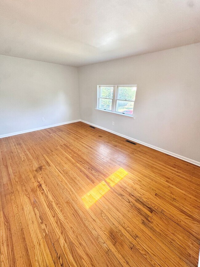 Building Photo - SUPER CLEAN THREE BEDROOM TOWNHOME