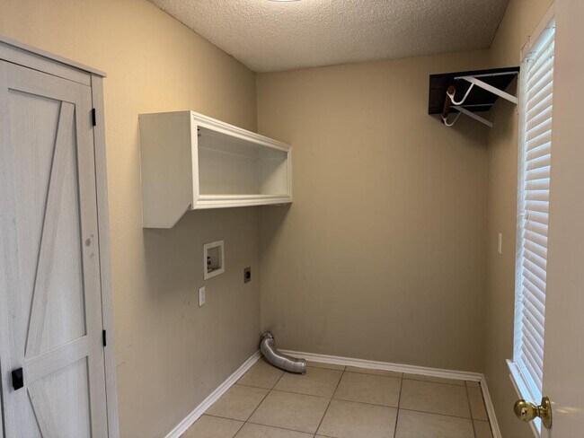 Building Photo - 2029 Laney Dr