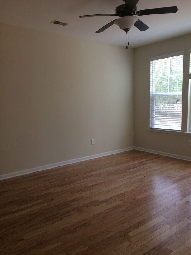 Building Photo - Beautiful townhome in International Club