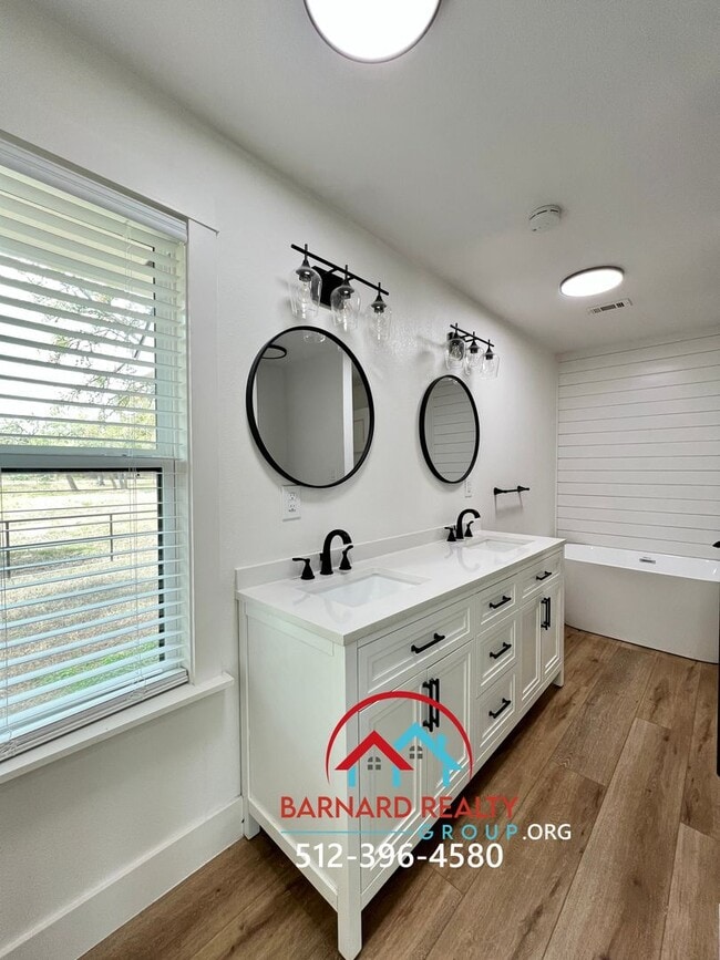 Building Photo - Country Living At It's Finest!