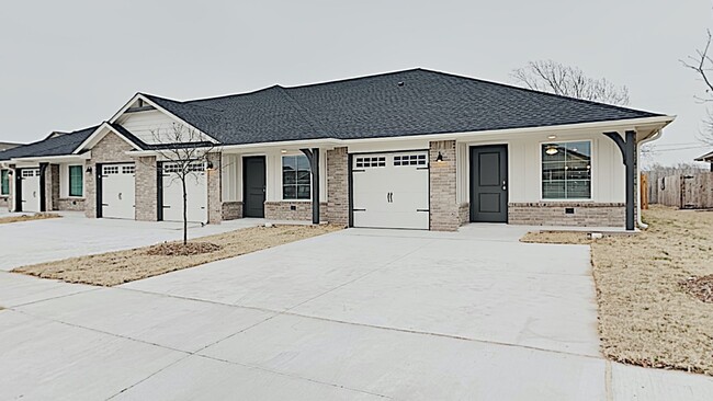 Building Photo - 2 Bedroom 1 Bath Duplex Close To Tinker AFB - Lawncare Included