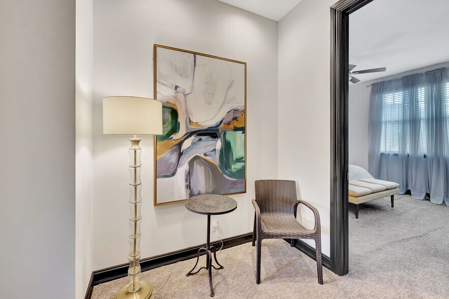 Building Photo - 2309 NE 9th Ave