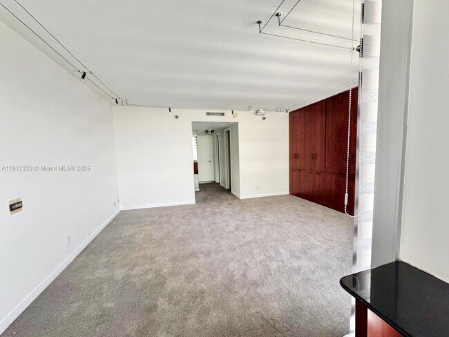 Building Photo - 2025 Brickell Ave