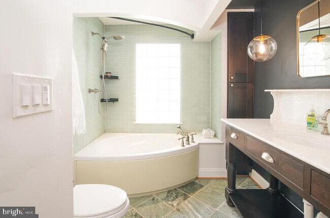 Building Photo - 5602 Hawthorne St