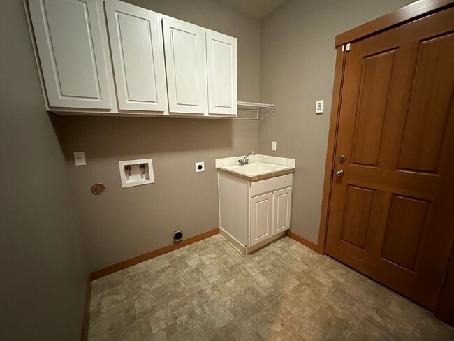 Building Photo - 1961 Nelson St