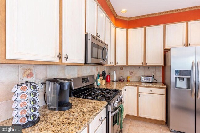 Building Photo - 536 E Boxborough Dr