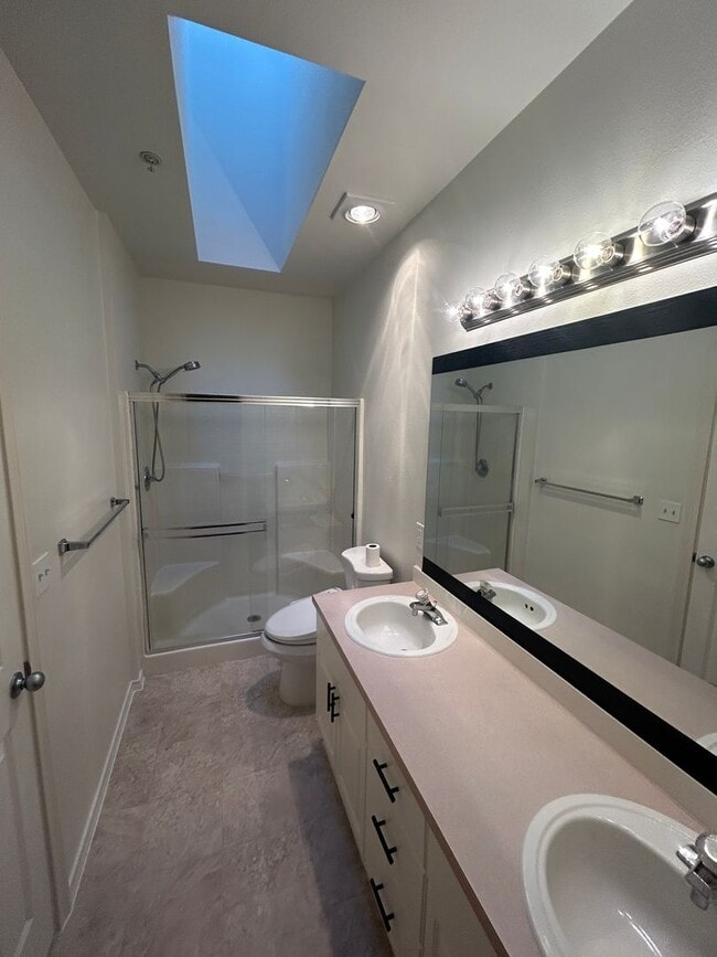 Building Photo - 3 Bed, 2 bath 3rd floor Condo w/garage in ...