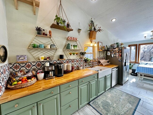 Building Photo - Rustic Charm