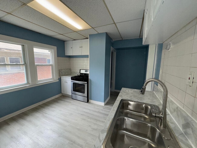 Building Photo - 14289 Linnhurst St