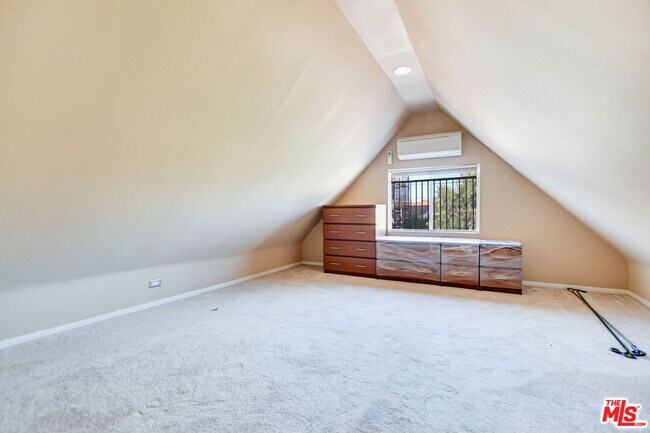 Building Photo - 344 S Swall Dr