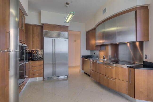 Building Photo - 18101 Collins Ave