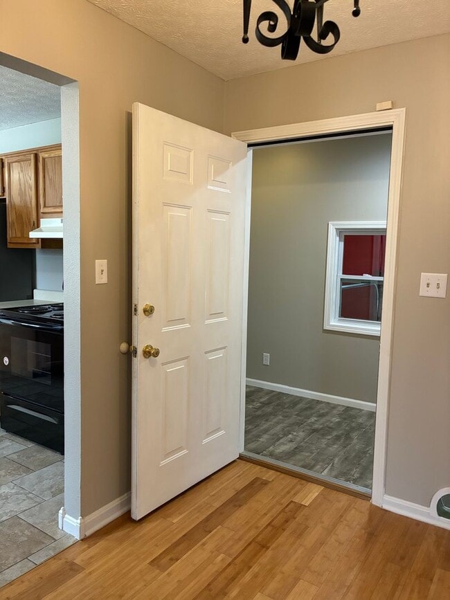 Building Photo - **NEW PRICE**   **New Paint**   **New Carpet**  Ready for YOU!!