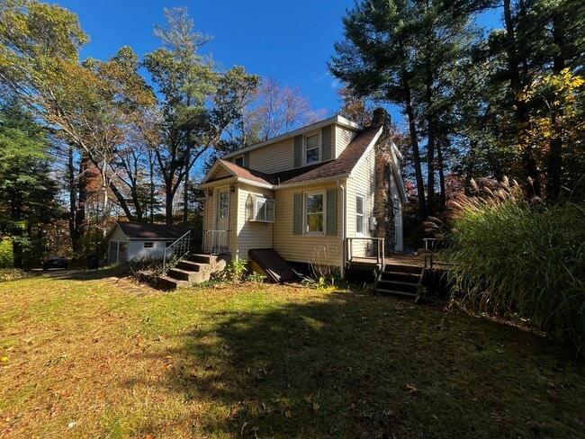 Building Photo - Charming 2 Bedroom Home