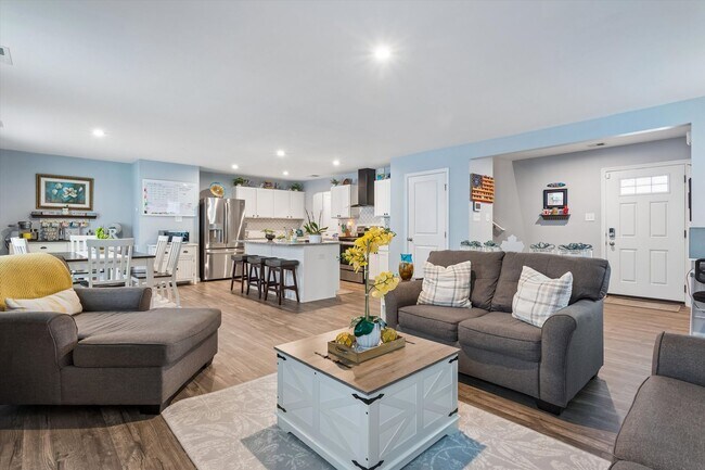 Building Photo - 4 Bedroom / 2.5 Bathroom - Marquis Hills
