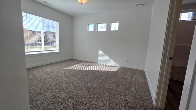 Building Photo - 6512 Skyline Lp Ln