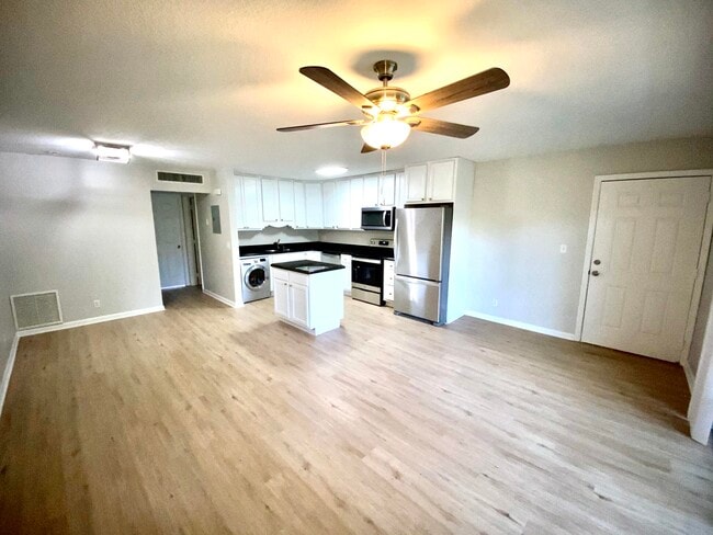 Primary Photo - 102 N Lakeside Dr