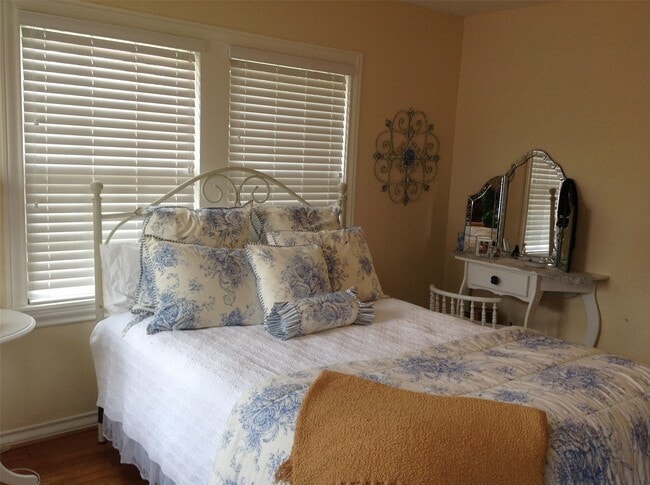 Building Photo - 704 Sue St