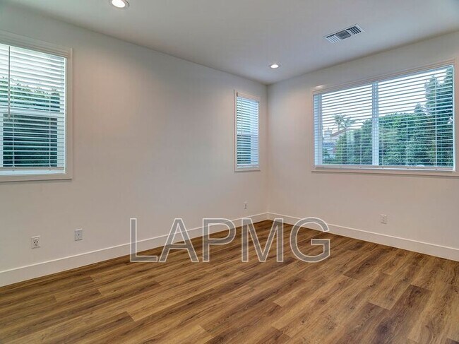 Building Photo - 5600 W 78th