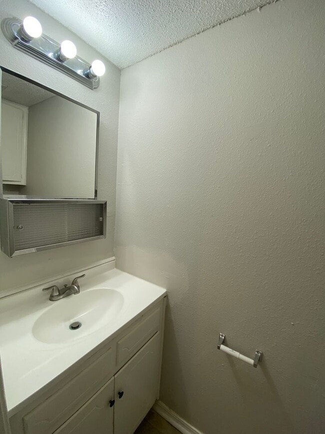 Building Photo - 2 Bedroom 1.5 Bath Apt at the Monterey Square Apts NW OKC