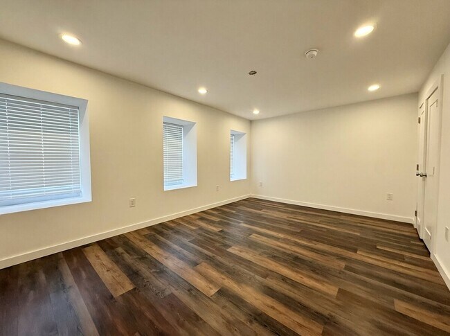 Building Photo - 451 Green Ln