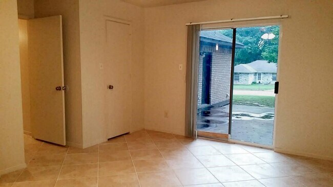 Building Photo - 240 N Forest Dr