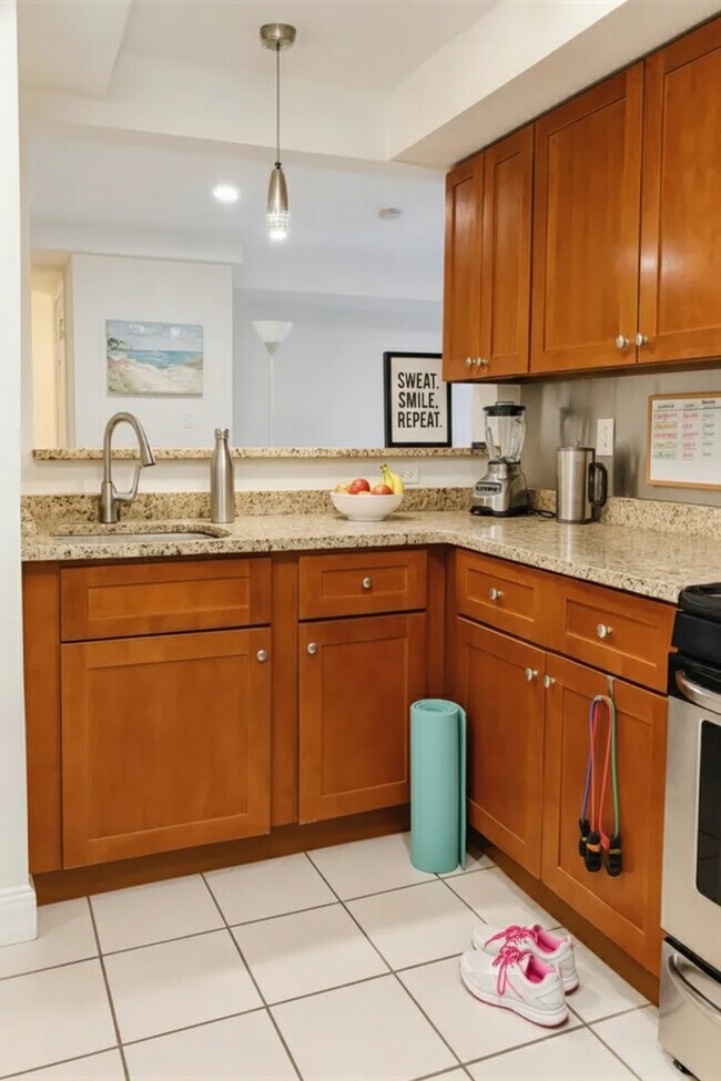 Building Photo - 10 Strathmore Rd