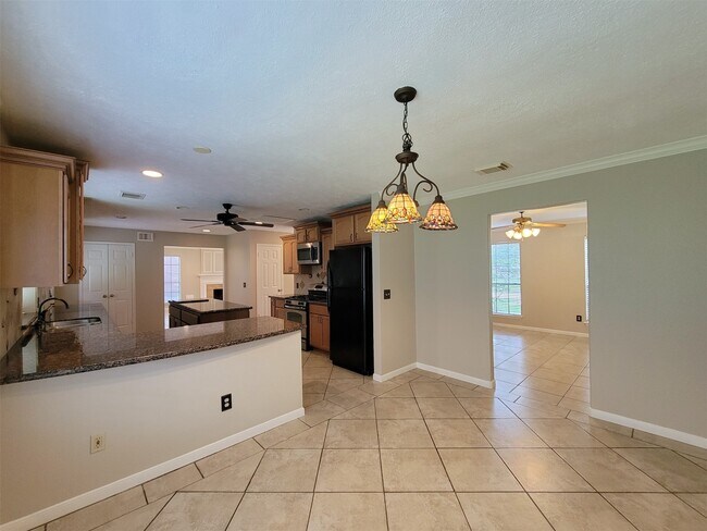 Building Photo - 17207 Meadow Heights Dr