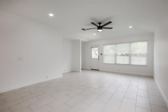 Building Photo - 2108 Kane Cove