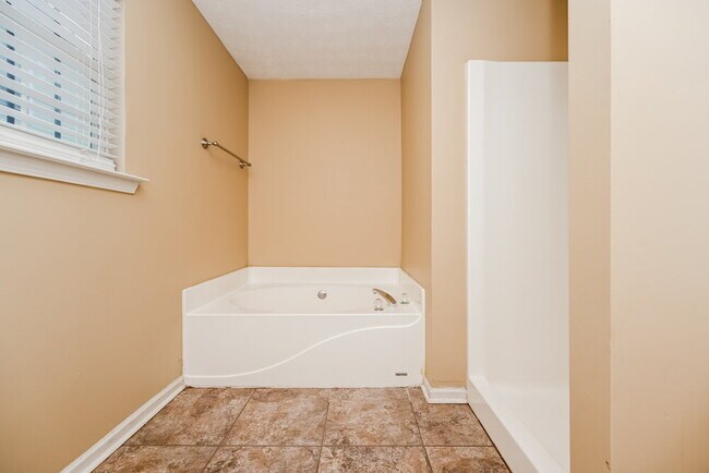 Building Photo - 5718 Rockingwood Dr