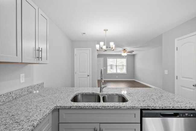 Building Photo - 2 Bedroom Condo For Rent Near Madison Street!