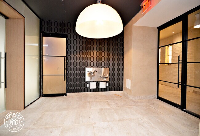 Building Photo - 21 Monitor St