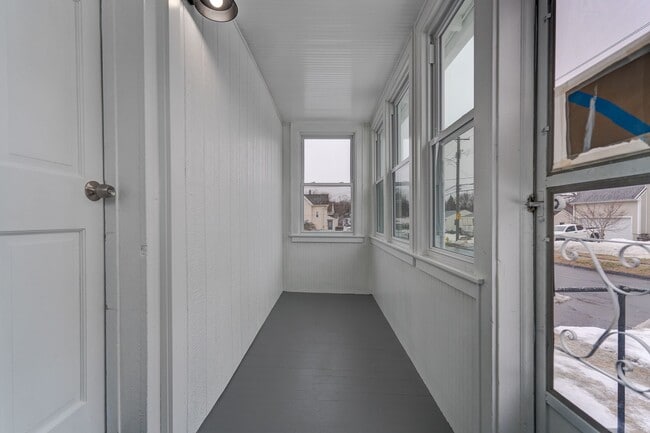 Building Photo - Newly Renovated Single Family available Now!