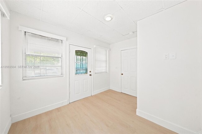 Building Photo - 119 NE 56th St