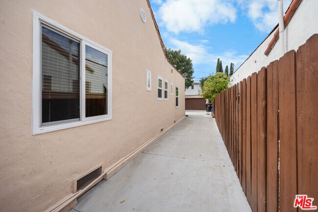 Building Photo - 609 Padilla St