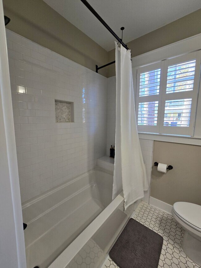 Building Photo - NEW LISTING!!!!!