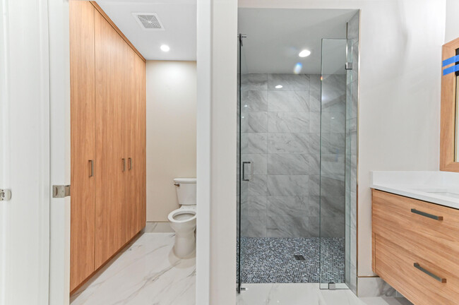 Building Photo - 12454 Crystal Pointe Dr