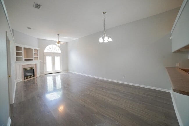 Building Photo - 1060 Kingdom Dr