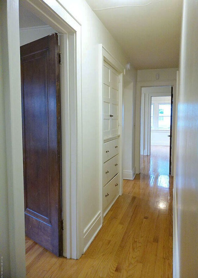 Building Photo - Available 6/1/26 Newly Renovated Spacious ...