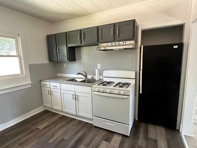 Building Photo - Iowa St