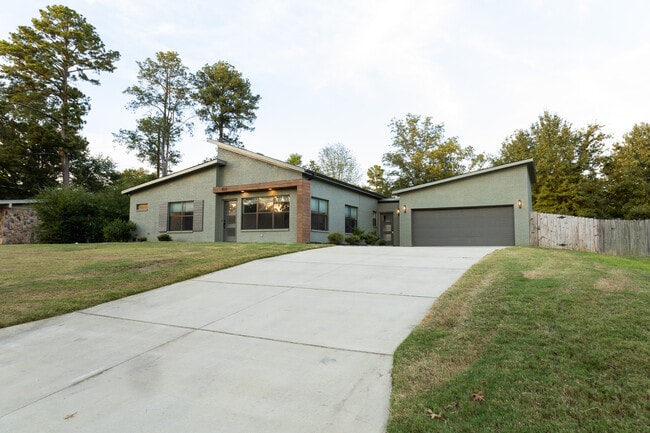 Primary Photo - 902 Desoto Dr