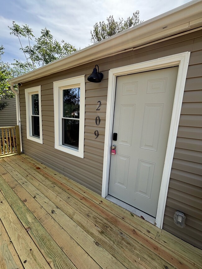 Building Photo - 209 Gertrude St