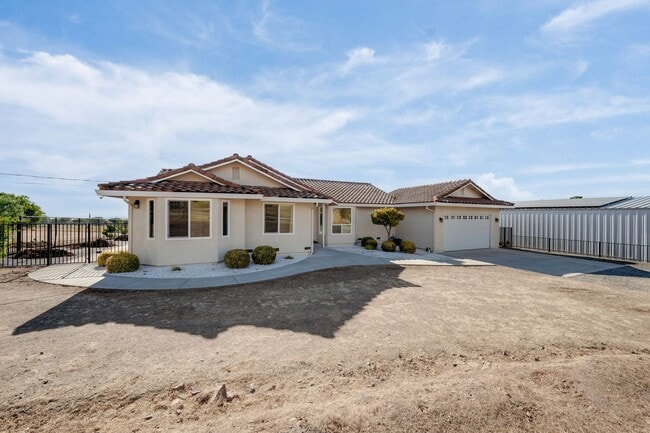 Primary Photo - Spacious 3 Bed, 2 Bath Home with Acreage, ...